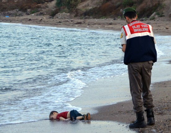 turchia-bodrum-bambino-siriano-profugo-migrante-morto-spiaggia-ansa-ap